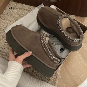 UGG Tazz Platform Slipper in Hickory (NWT/40)